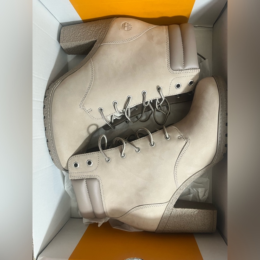 Timberland Women's size 9 Tills-ton 6 Inch Light Taupe Boots